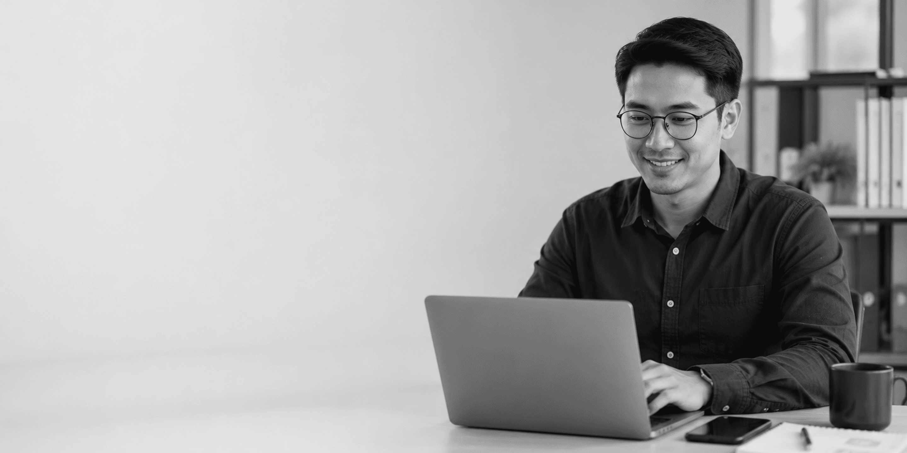 Profesional bisnis dengan latar gelap dan badge validasi Tomazz